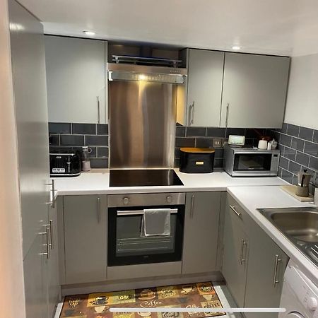 Central Private Double Bedroom In A 2Bedroom Apartment, Connected Via Underground, Overground And Many Bus Routes Лондон Экстерьер фото