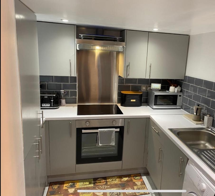 Central Private Double Bedroom In A 2Bedroom Apartment, Connected Via Underground, Overground And Many Bus Routes Лондон Экстерьер фото