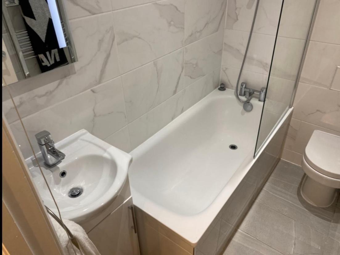 Central Private Double Bedroom In A 2Bedroom Apartment, Connected Via Underground, Overground And Many Bus Routes Лондон Экстерьер фото